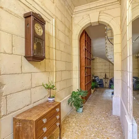 Maltese Charm Meets Designer Living In Prime سليمة