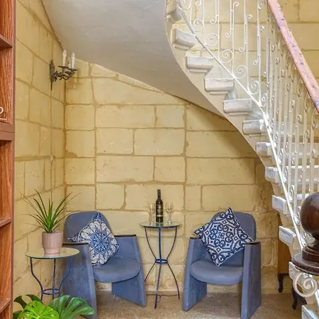 Maltese Charm Meets Designer Living In Prime شقة