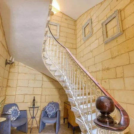 Maltese Charm Meets Designer Living In Prime شقة