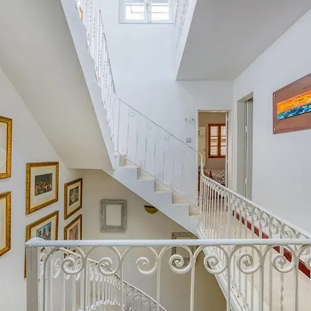 Maltese Charm Meets Designer Living In Prime شقة *